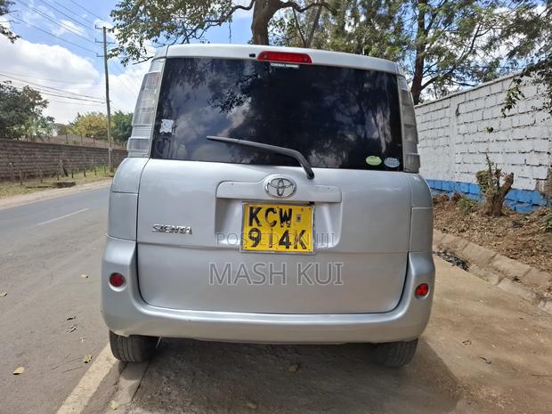 Toyota Sienta 2012 Silver