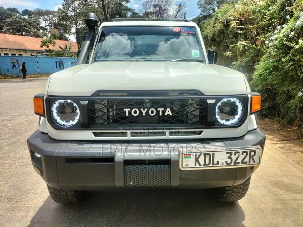 Toyota Land Cruiser 2022 White