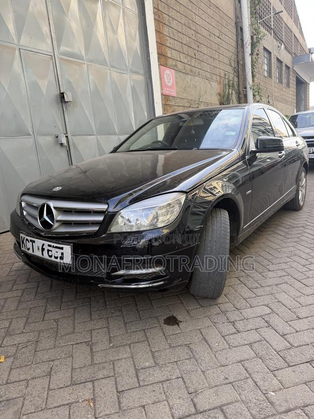 Mercedes-Benz C200 2011 Black