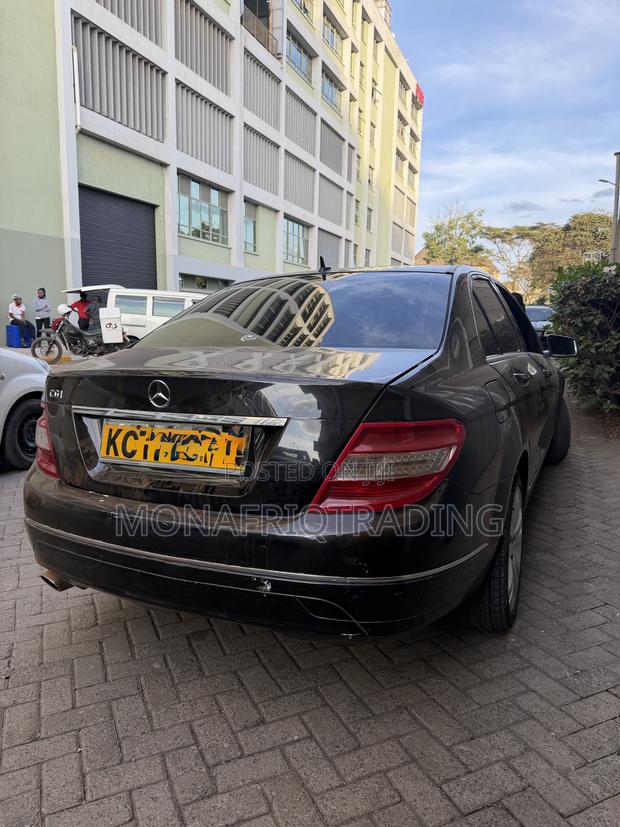 Mercedes-Benz C200 2011 Black
