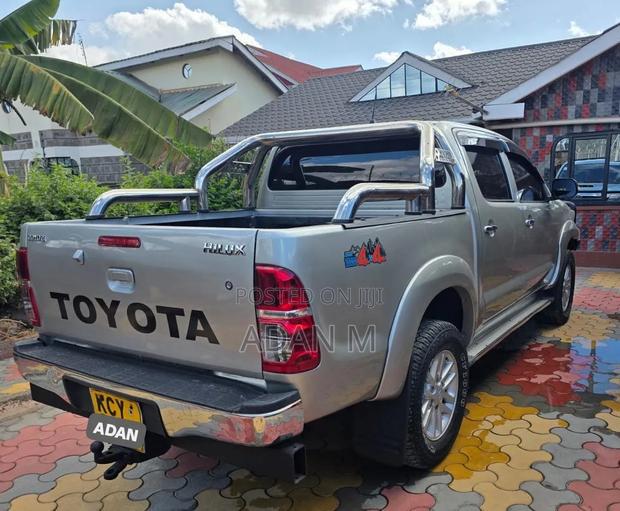 Toyota Hilux 2013 Silver