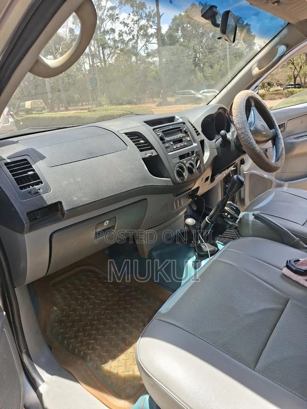 Toyota Hilux 2010 Beige