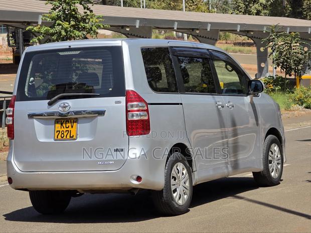 Toyota Noah 2012 Silver