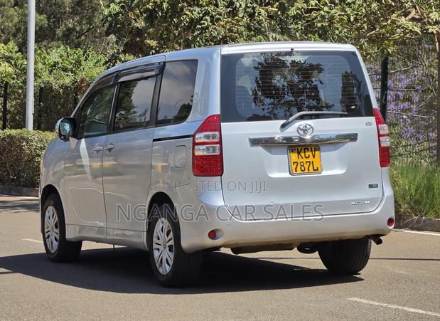Toyota Noah 2012 Silver