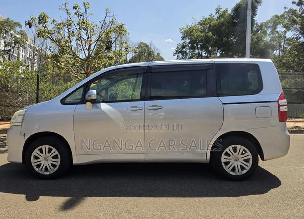 Toyota Noah 2012 Silver