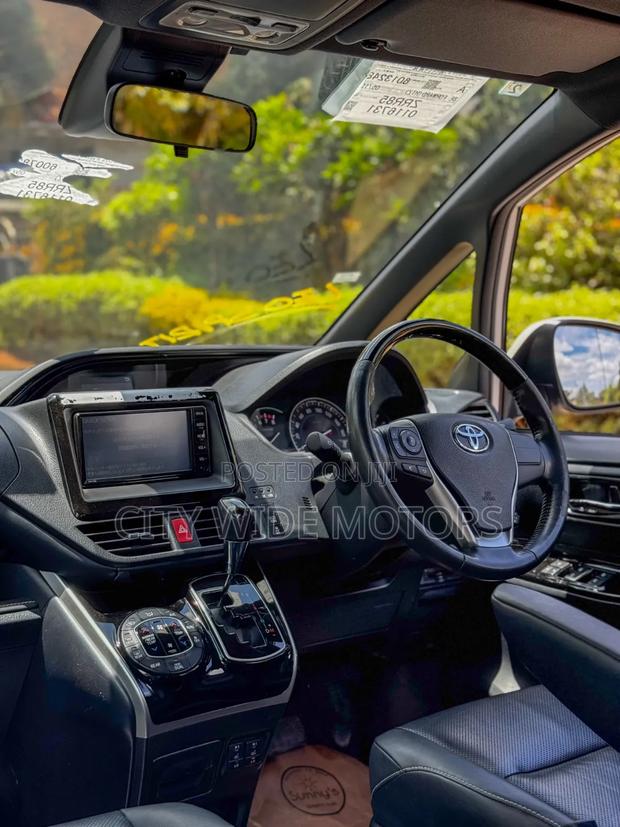Toyota Esquire 2.0 AWD (7 seater) 2019 White