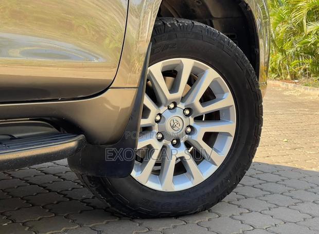 Toyota Land Cruiser Prado 2016 Off white