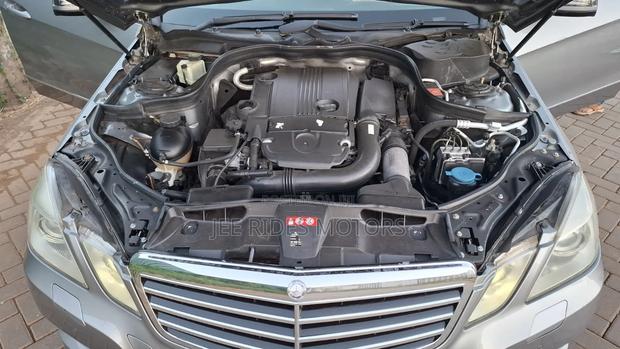 Mercedes-Benz E200 2009 Gray