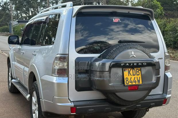 Mitsubishi Pajero 2015 Silver