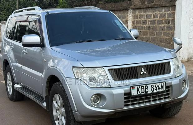 Mitsubishi Pajero 2015 Silver