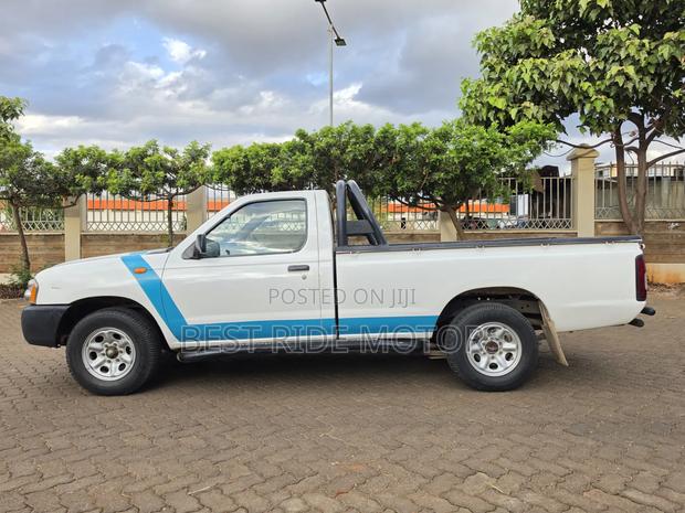 Nissan Hardbody 2011 Pearl