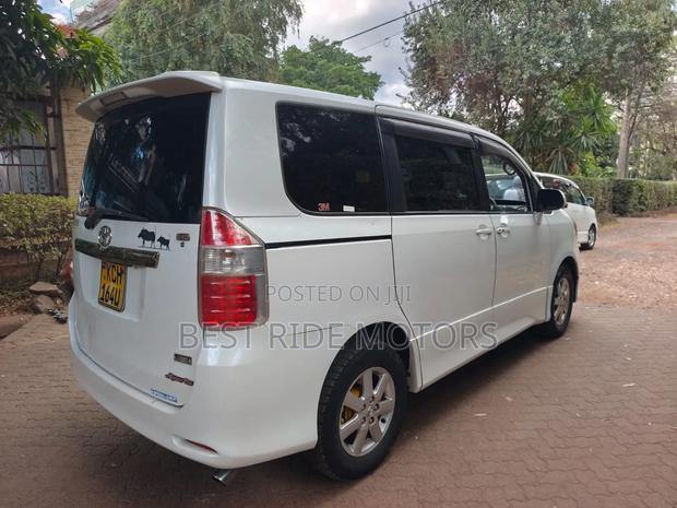 Toyota Noah 2.0 158hp FWD (8 Seater) 2010 White
