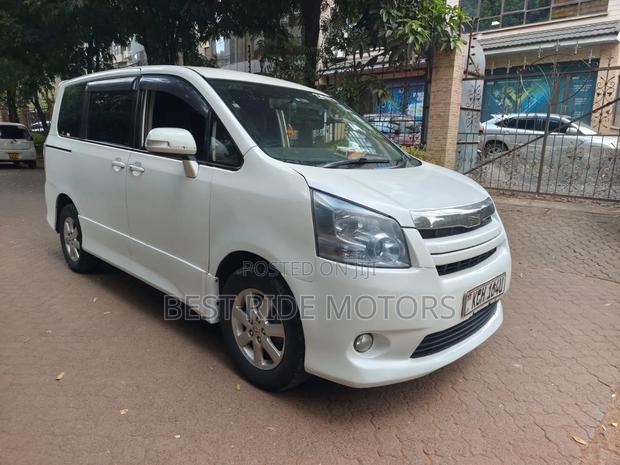 Toyota Noah 2.0 158hp FWD (8 Seater) 2010 White