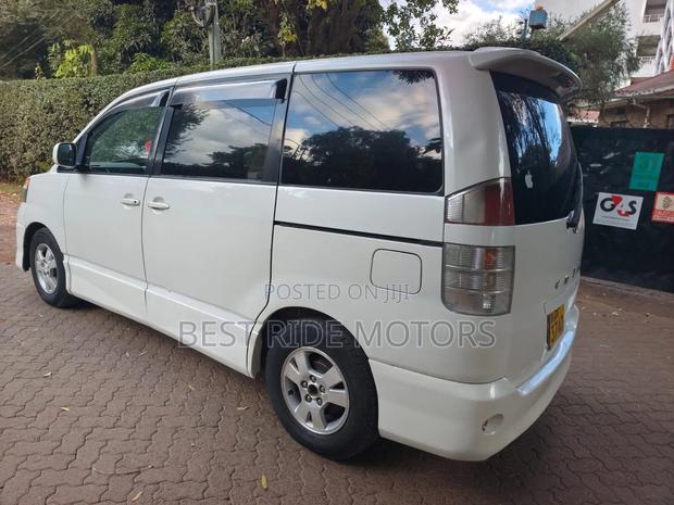 Toyota Voxy 2002 White