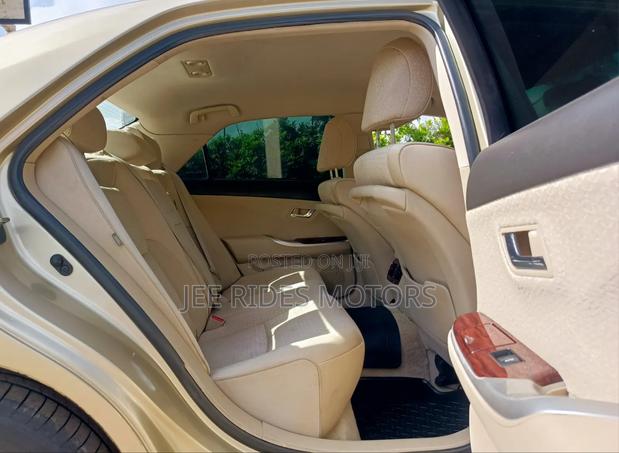Toyota Crown 2010 Gold