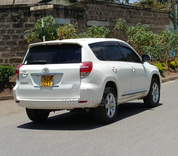 Toyota Vanguard 2010 White