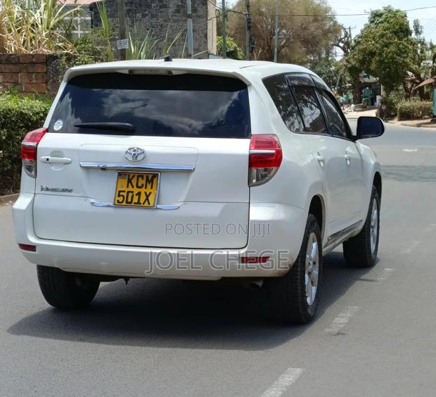 Toyota Vanguard 2010 White