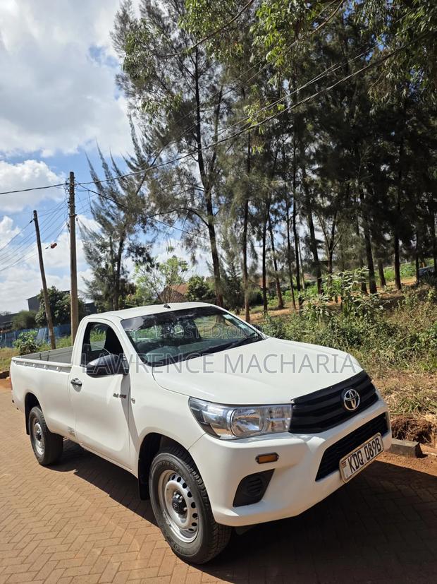 Toyota Hilux 2023 White