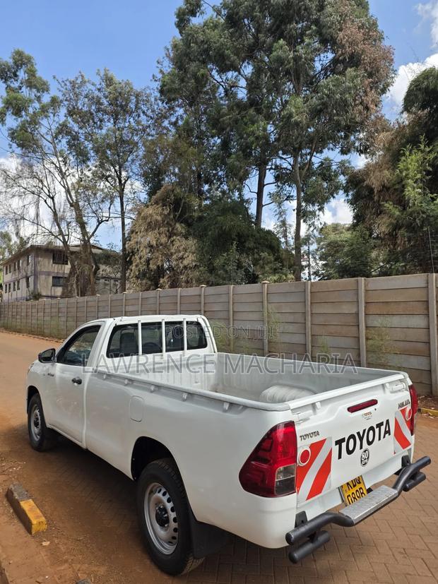 Toyota Hilux 2023 White