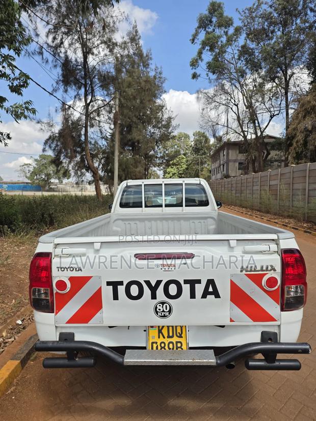 Toyota Hilux 2023 White