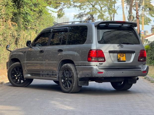 Toyota Land Cruiser 2004 Gray