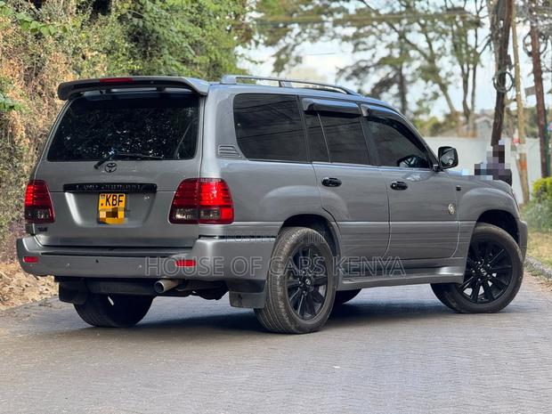 Toyota Land Cruiser 2004 Gray