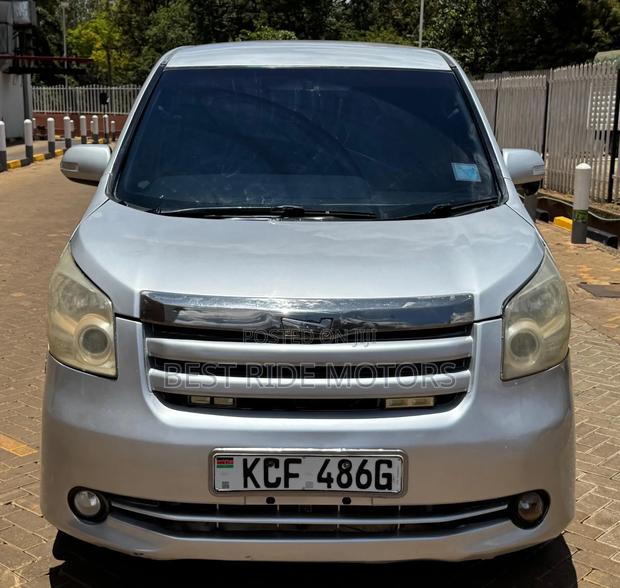 Toyota Noah 2.0 158hp FWD (8 Seater) 2008 Silver
