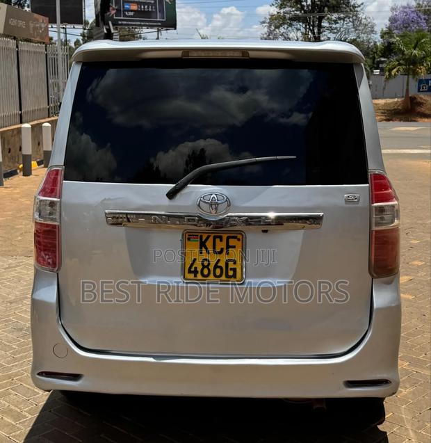 Toyota Noah 2.0 158hp FWD (8 Seater) 2008 Silver