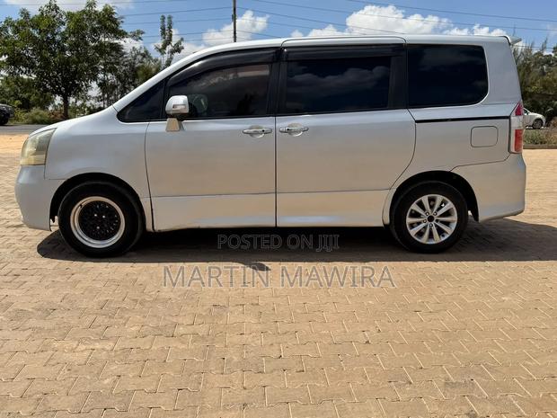Toyota Noah 2009 Silver