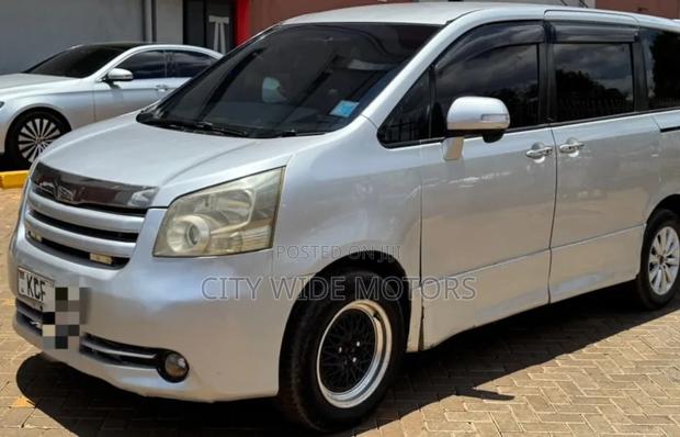 Toyota Noah 2008 Silver