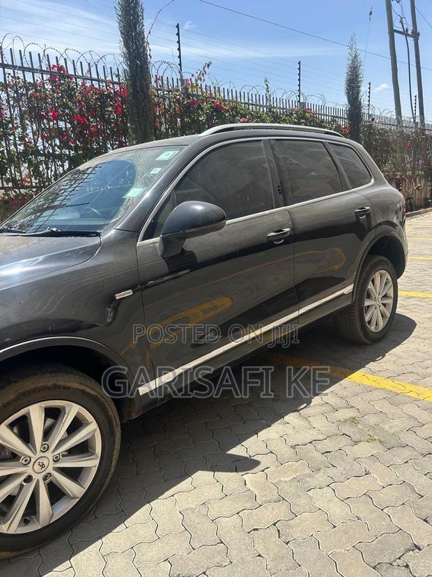Volkswagen Touareg 2011 Gray