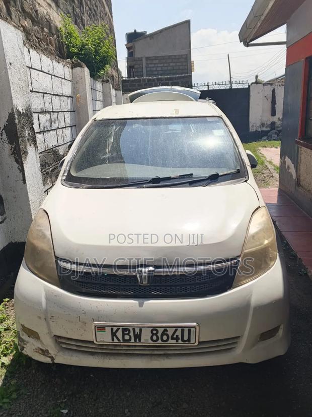 Toyota ISIS 2007 White