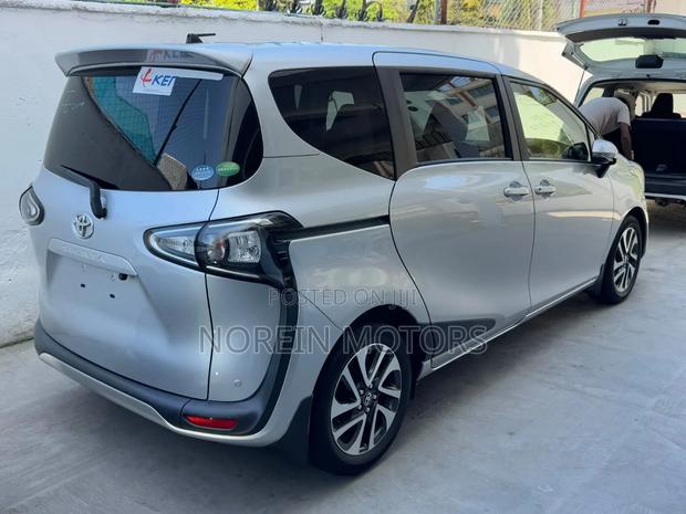Toyota Sienta 2020 Silver