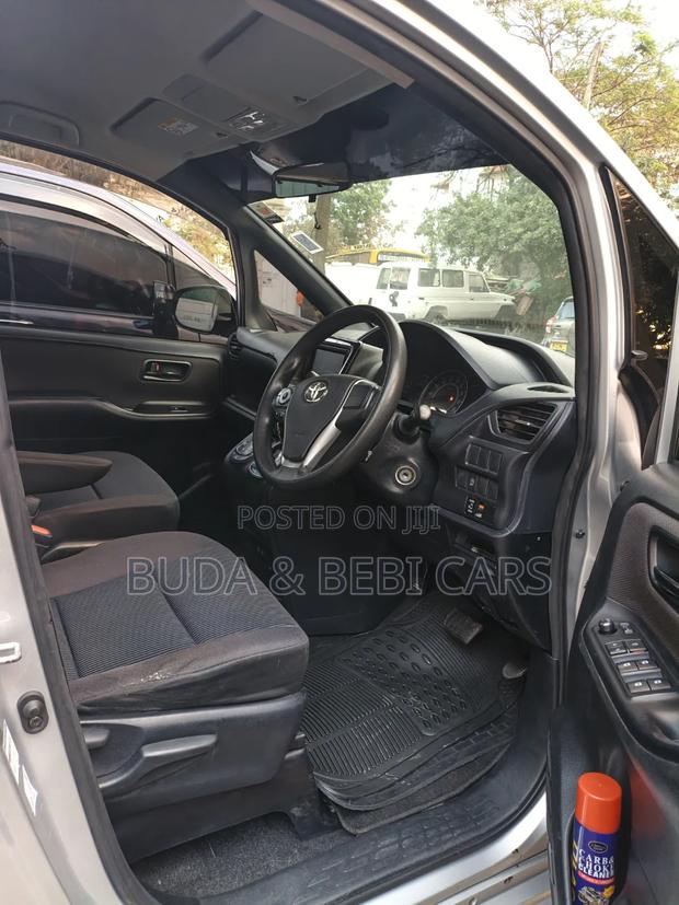 Toyota Noah 2018 Silver