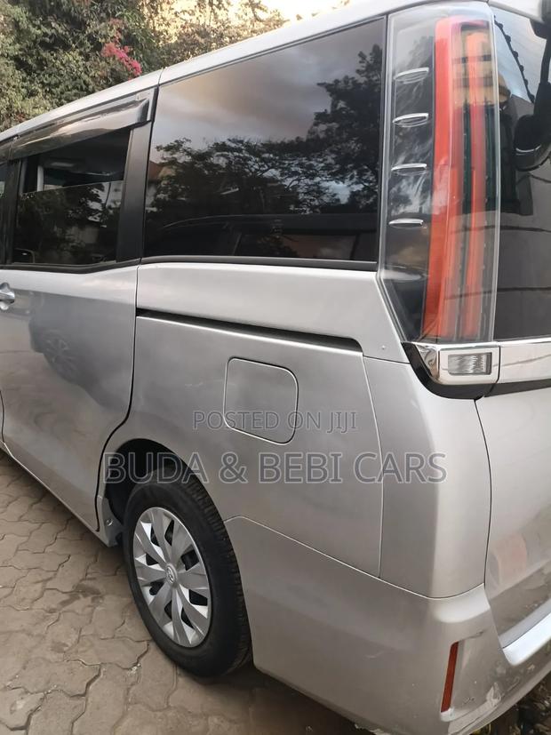 Toyota Noah 2018 Silver