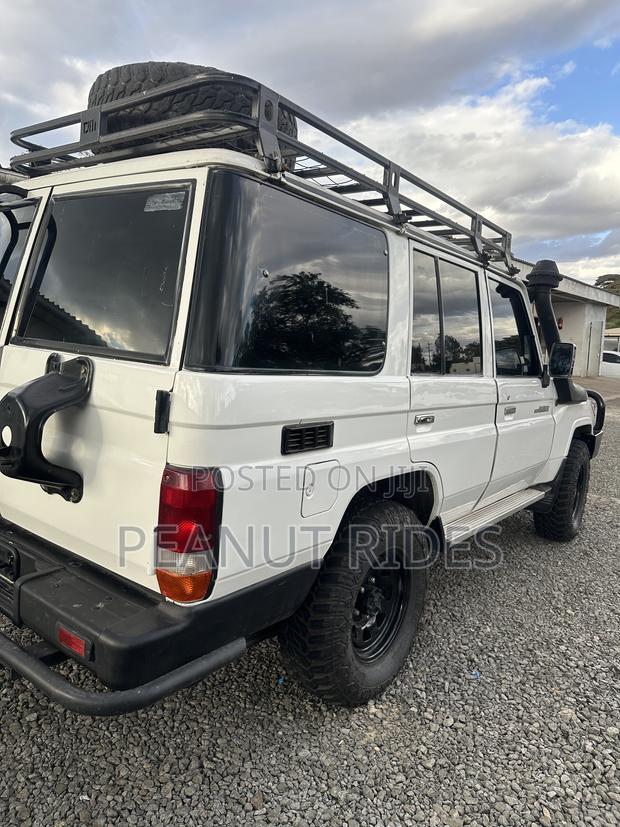Toyota Land Cruiser 2012 White