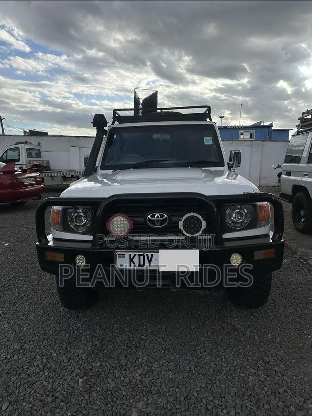 Toyota Land Cruiser 2012 White