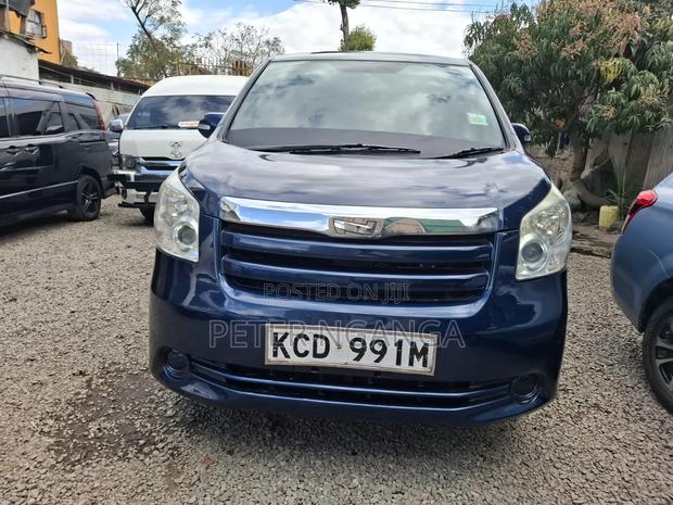 Toyota Noah 2.0 158hp FWD (8 Seater) 2008 Blue