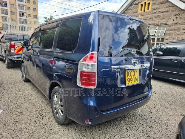 Toyota Noah 2.0 158hp FWD (8 Seater) 2008 Blue