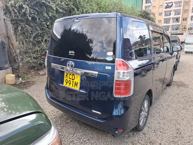 Toyota Noah 2.0 158hp FWD (8 Seater) 2008 Blue