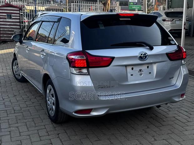 Toyota Corolla Fielder 1.5 Hybrid FWD 2019 Silver