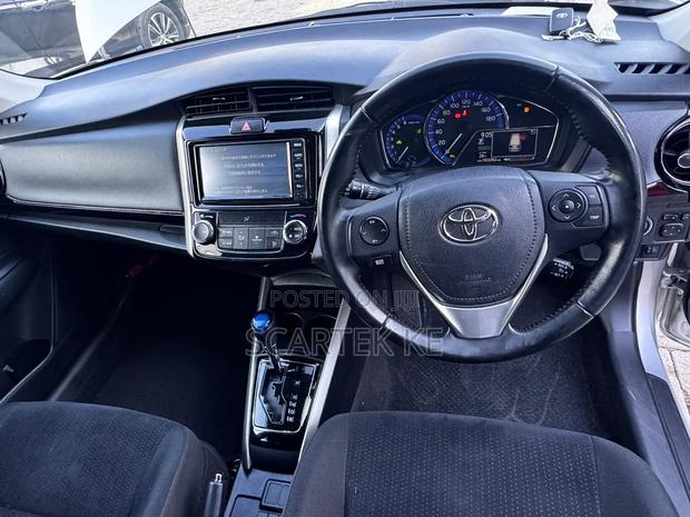 Toyota Corolla Fielder 1.5 Hybrid FWD 2019 Silver