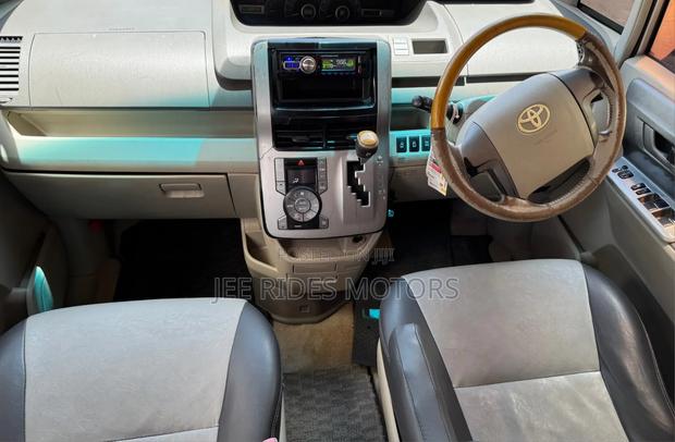 Toyota Noah 2008