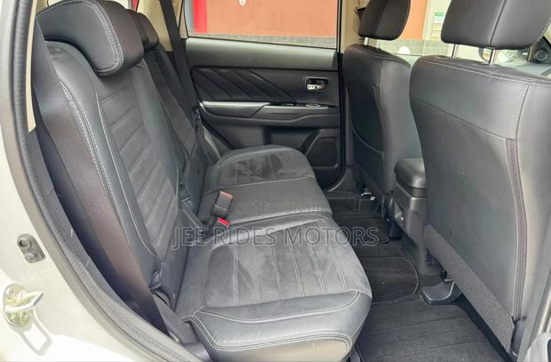 Mitsubishi Outlander 2016 Ivory