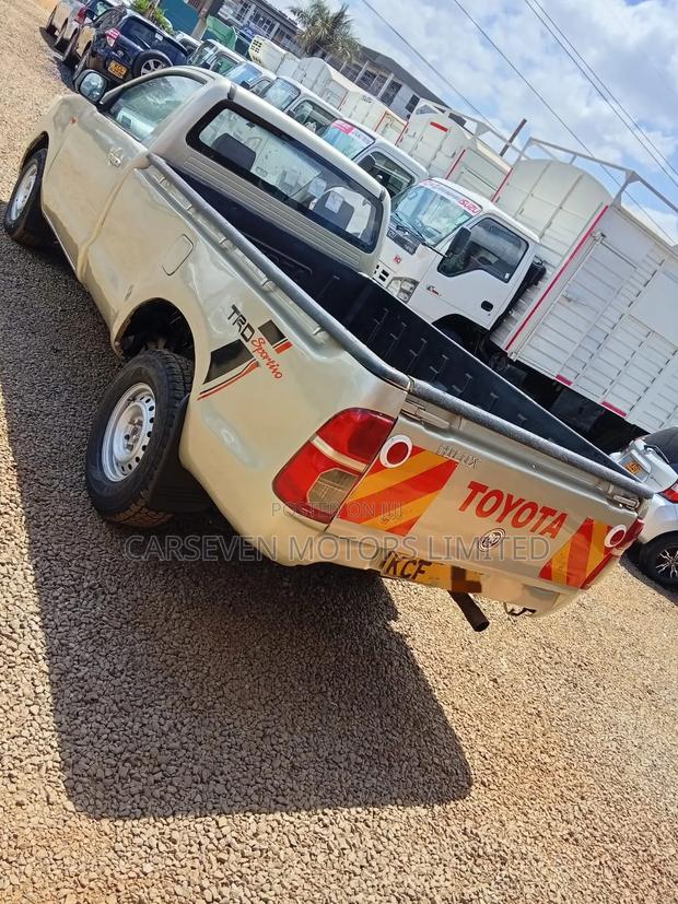 Toyota Hilux 2015 Gold