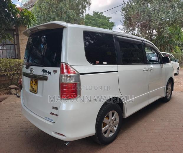 Toyota Voxy X 2WD 8-Seater 2002 White