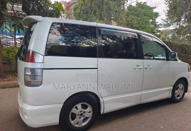 Toyota Voxy X 2WD 8-Seater 2002 White