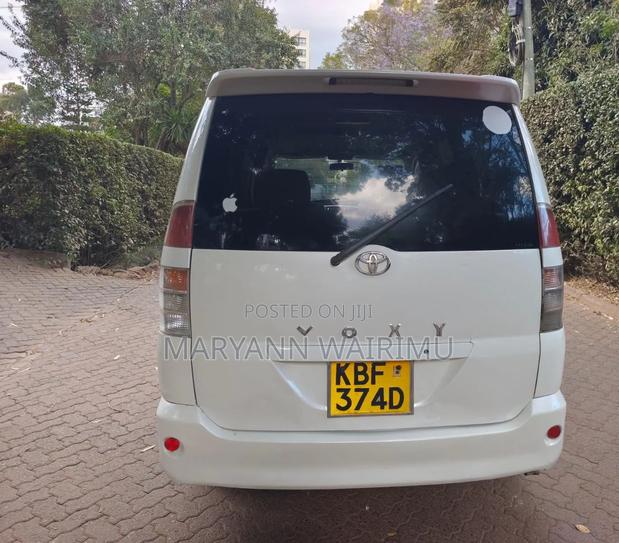 Toyota Voxy X 2WD 8-Seater 2002 White