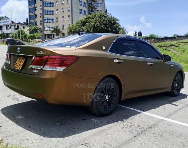 Toyota Crown 2018 White