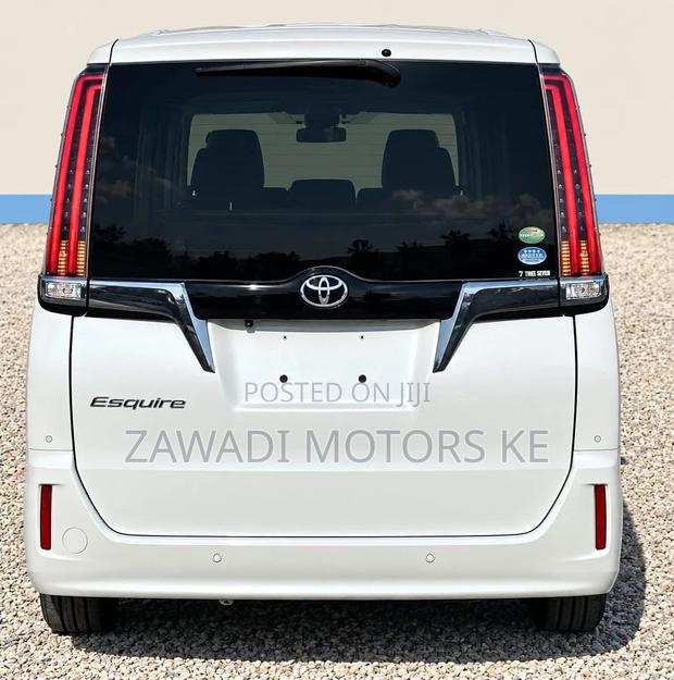 Toyota Esquire 2.0 FWD (8 seater) 2019 White